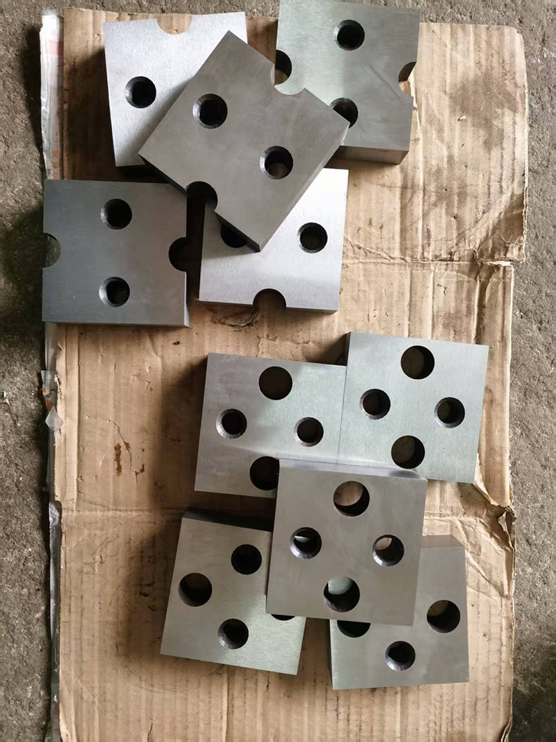 10-Pcs Wear-Resistant Rebar Cutting Machine Blades Un juego de 10 piezas de hojas de barras de refuerzo resistentes al desgaste y bloques de corte hidráulicos de alta resistencia para uso en construcción de servicio pesado.
