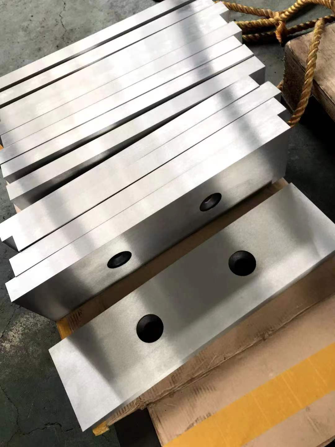 Wear-resistant H13 alligator shear knives with vacuum heat treatment Cizalla de cocodrilo de acero H13 de alto rendimiento para procesamiento de chatarra