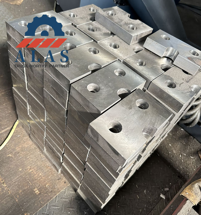 Wholesale Rebar Cutter Blades in Bulk Suministro a granel de cuchillas de corte de barras de refuerzo al por mayor y bloques de corte de acero de alta resistencia apilados en un taller de fábrica