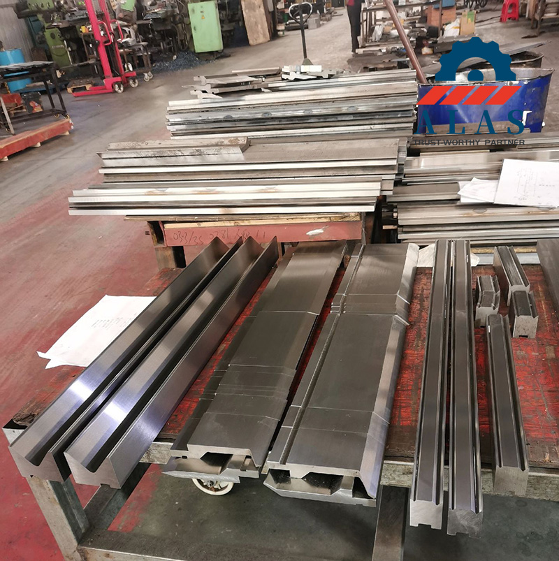 ALAS Complete Press Brake Upper and Lower Tooling Batch Existencias de fábrica de punzones y troqueles plegadoras ALAS: gama completa de punzones rectos, herramientas de cuello de cisne y bloques de troqueles en V múltiples