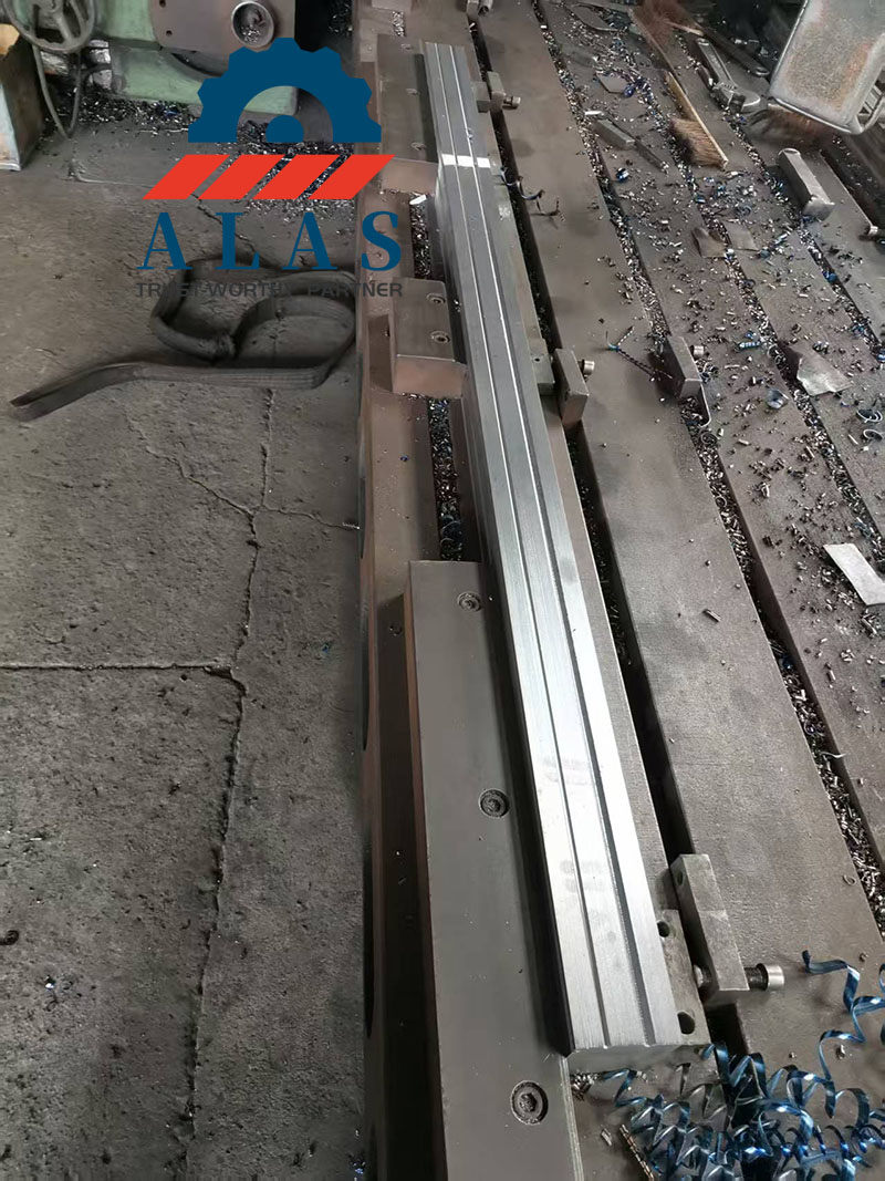ALAS Press Brake Tooling Precision Machining Process Bloque de matriz de plegadora ALAS multi-V durante el proceso de rectificado de superficies y mecanizado CNC de precisión dentro de la fábrica