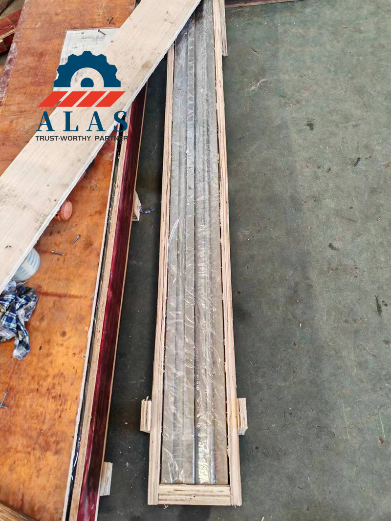ALAS Bending Die Export Packing Top View Herramientas de plegadora ALAS empaquetadas en una caja de madera de exportación con envoltura elástica de película protectora, vista superior para el envío