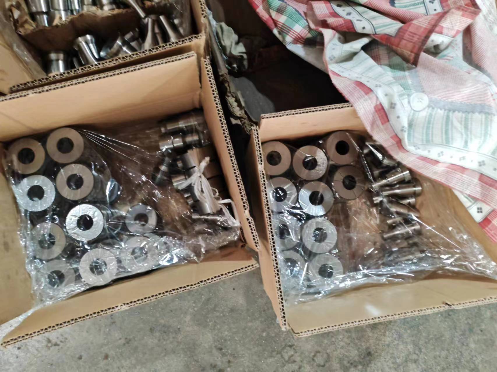 Embalaje est&aacute;ndar de exportaci&oacute;n de punzones y matrices de herrero en la f&aacute;brica de maquinaria de Alas