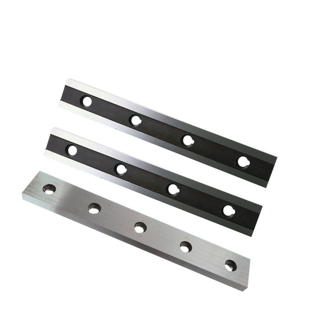 Cuchilla de acero industrial para corte de metales y varilla.