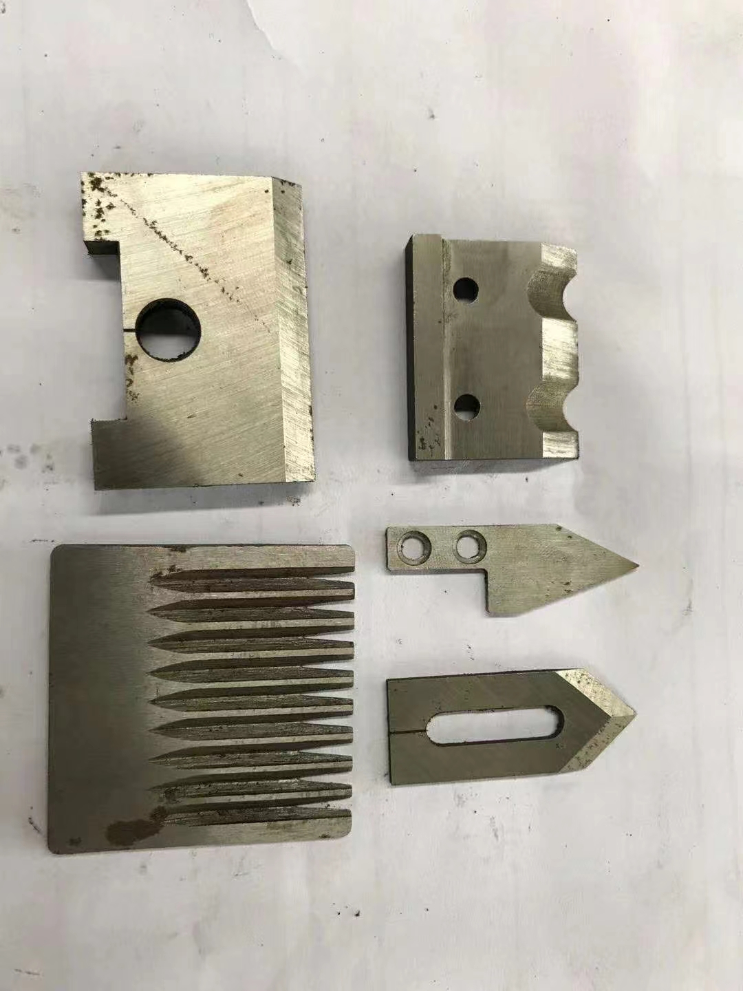 cuchillo-cortador-de-neum&aacute;ticos 