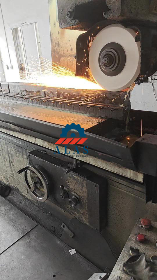 Proceso de reafilado de precisi&oacute;n de una hoja de guillotina larga utilizando una amoladora de superficie de alta resistencia con sistema de enfriamiento
