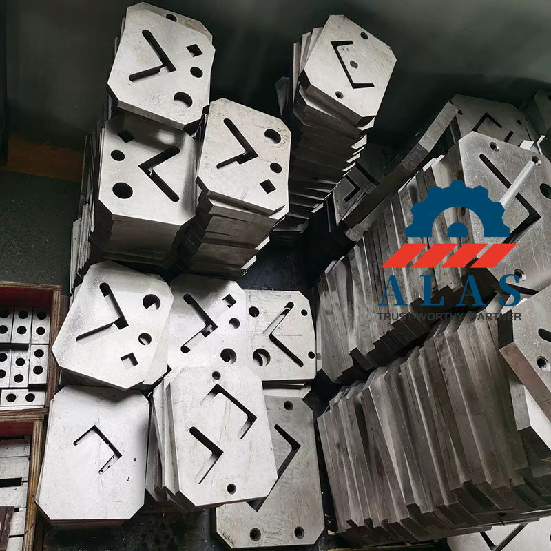 Inventario de lotes grandes de hojas de corte de hierro en &aacute;ngulo de acero D2 y DC53 semiacabadas en el taller de producci&oacute;n de Alas Machinery