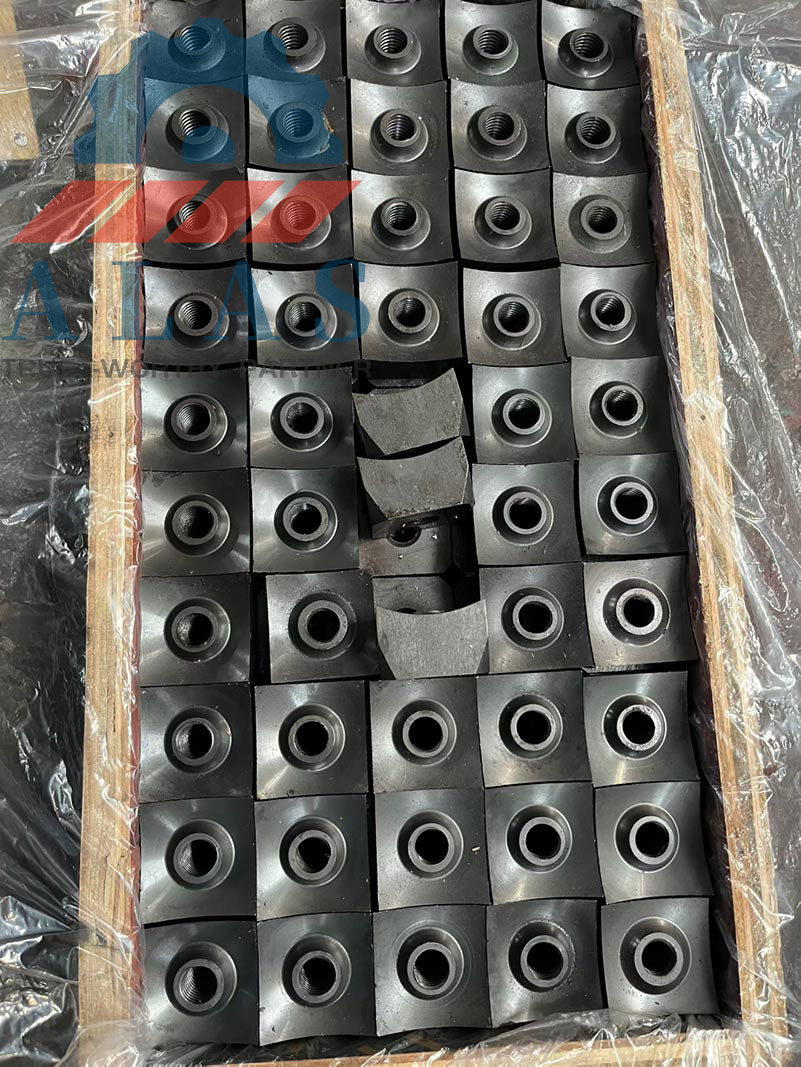 Un lote de cuchillas trituradoras cuadradas de un solo eje con orificios roscados, cuidadosamente dispuestas en una caja de madera lista para su env&iacute;o