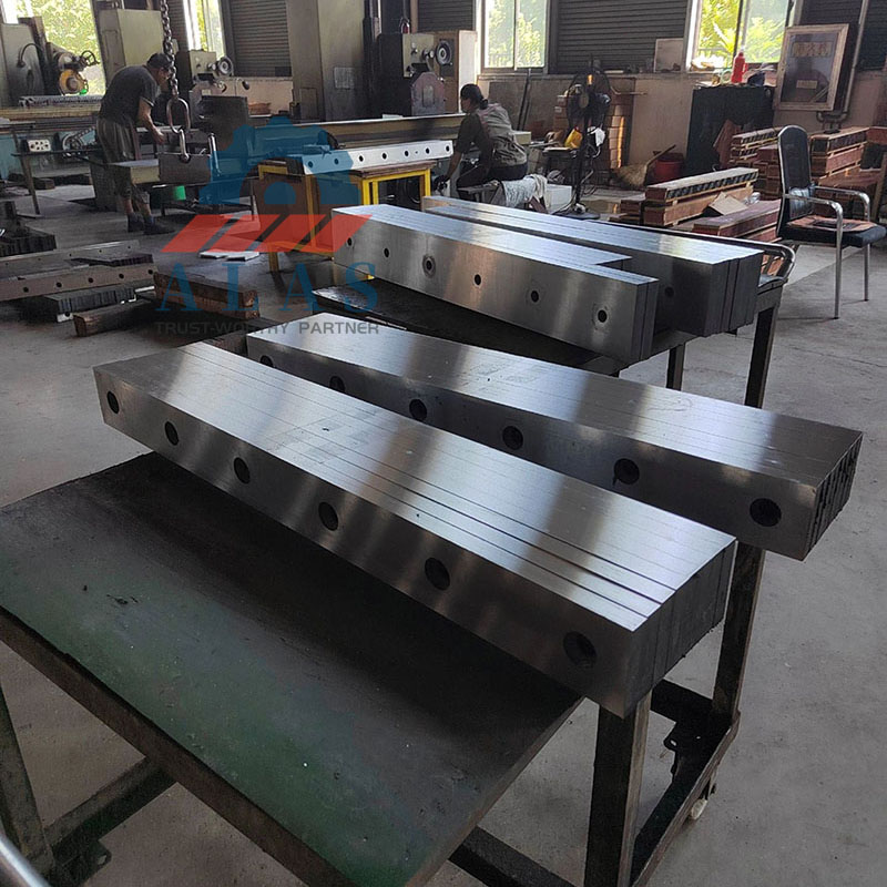 Proceso de elevaci&oacute;n y rectificado de precisi&oacute;n de cuchillas de guillotina industriales dentro de la planta de fabricaci&oacute;n de Nanjing Alas
