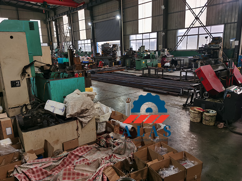 Maquinaria de procesamiento de metales de alta resistencia y equipos de herramientas dentro de las instalaciones de producci&oacute;n de Alas