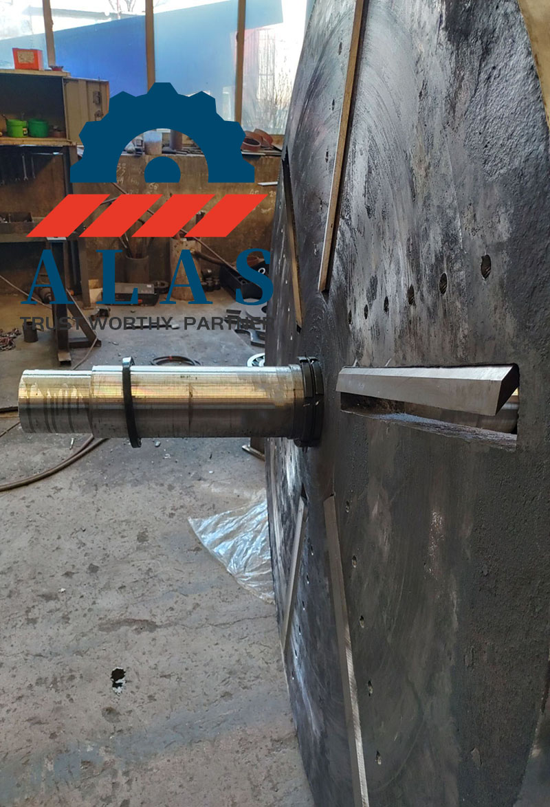 Cuchillas trituradoras de madera de alta resistencia montadas sobre un disco cortador giratorio para el procesamiento industrial de troncos