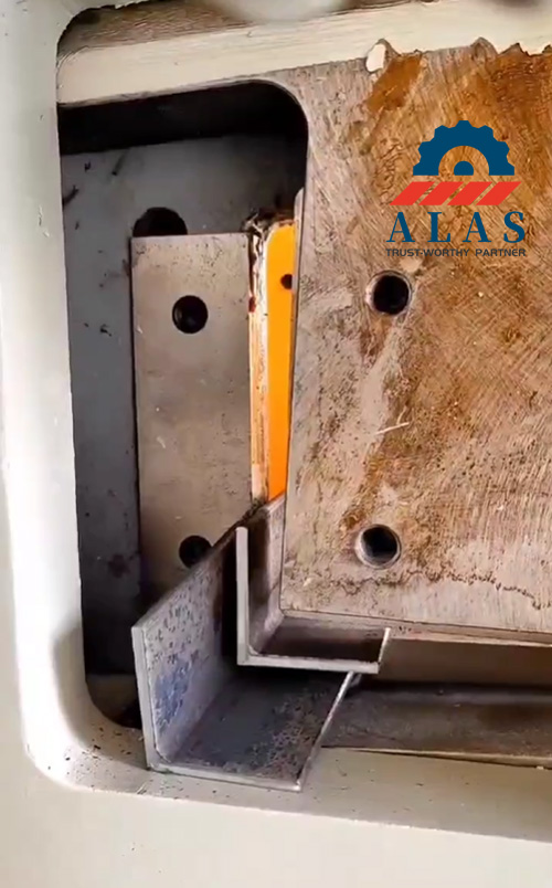 Primer plano de una hoja de corte de hierro en &aacute;ngulo de 90 grados instalada en una m&aacute;quina calderera hidr&aacute;ulica antes de la operaci&oacute;n de corte.