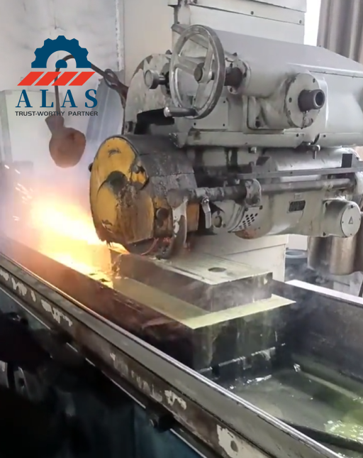 Proceso de rectificado de superficies de precisi&oacute;n CNC de f&aacute;brica ALAS para cuchillas de corte