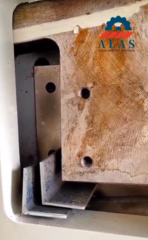 Cuchillas de corte angular de herrero de alta resistencia instaladas dentro de la estaci&oacute;n de corte para cortar acero angular estructural