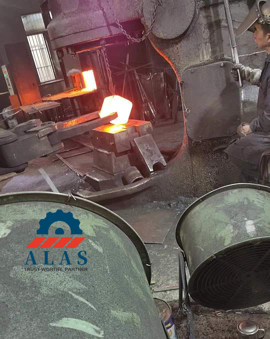 Proceso de forjado de acero de alta resistencia utilizando una gran prensa de forjado para cuchillas de trituradoras industriales en la f&aacute;brica de Alas