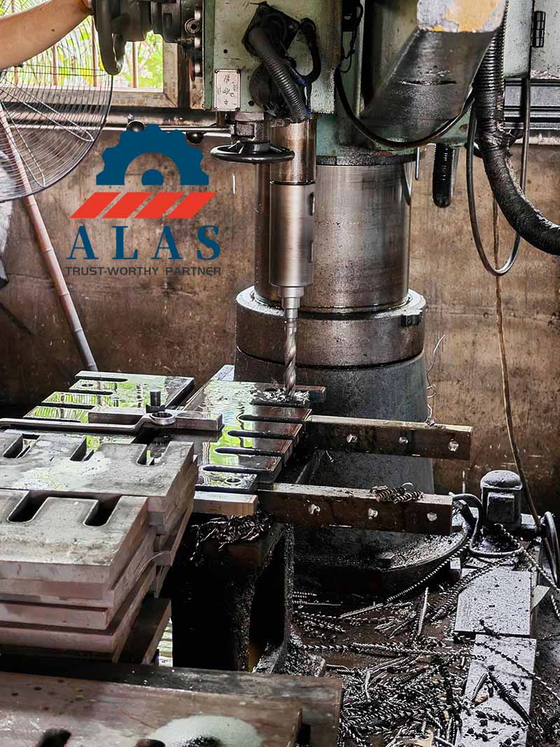 M&aacute;quina perforadora radial de alta resistencia que mecaniza orificios para pernos en contracuchillas de trituradoras de madera en las instalaciones de ALAS