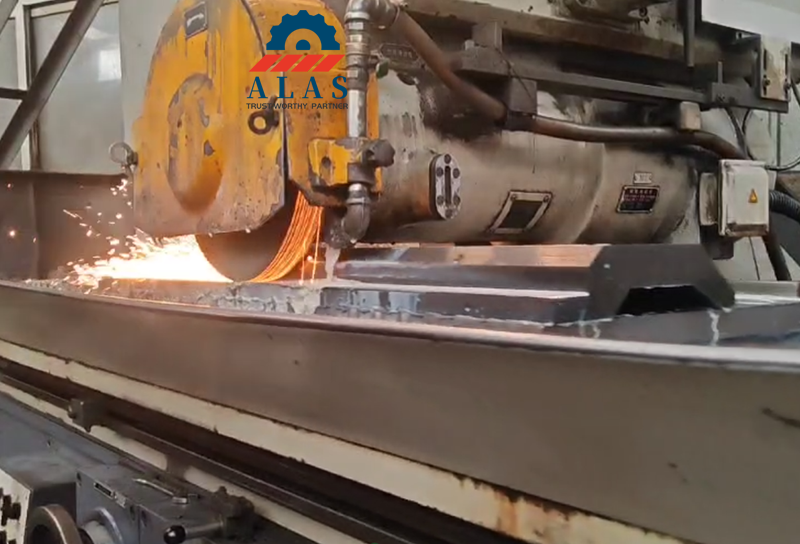 Proceso de rectificado de precisi&oacute;n CNC para herramientas plegadoras de servicio pesado en la f&aacute;brica de ALAS