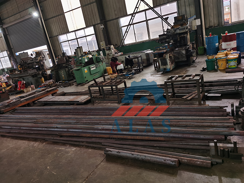 Barras redondas de acero de primera calidad y materias primas en el taller de fabricaci&oacute;n de punzones y matrices de herrero.