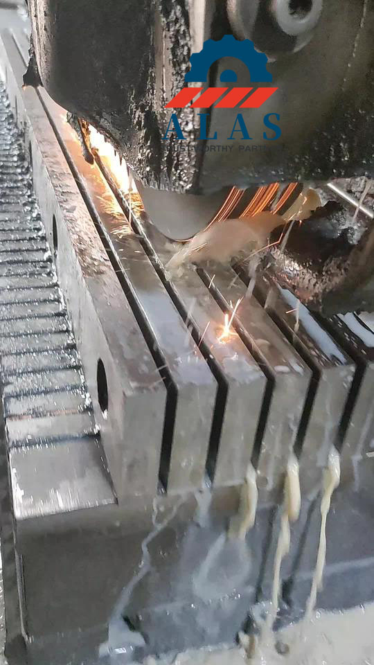 Proceso de rectificado de superficies de precisi&oacute;n de m&uacute;ltiples cuchillas de guillotina con chispas y l&iacute;quido refrigerante en f&aacute;brica