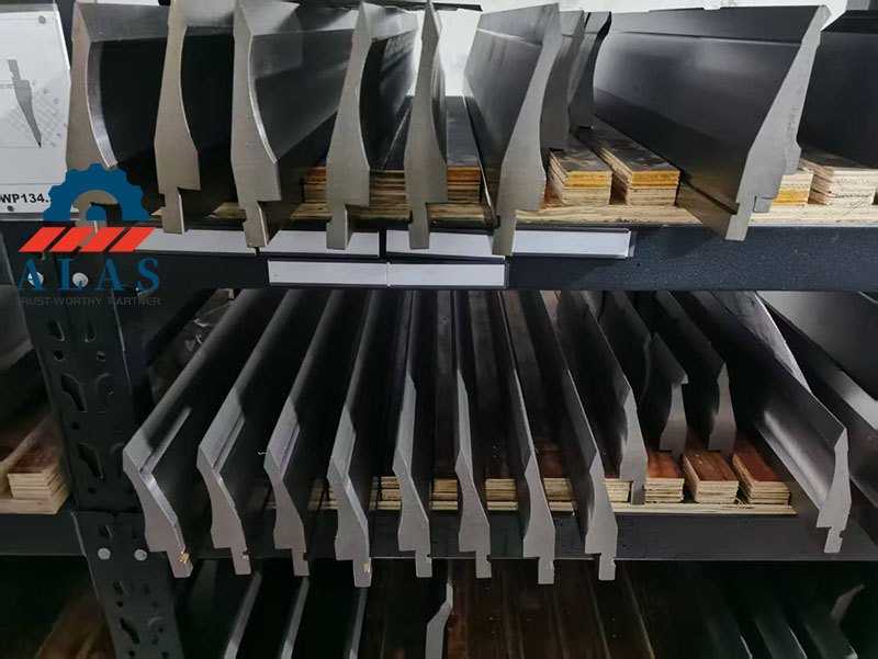 Stock de troqueles de freno de chapa de precisi&oacute;n ALAS organizado en los estantes de la f&aacute;brica, con punzones de 42CrMo y troqueles de cuello de cisne