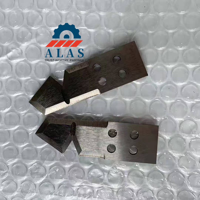 Cuchillas de corte de neum&aacute;ticos de 4 orificios de alta resistencia ALAS y cuchillas de corte hidr&aacute;ulicas industriales colocadas sobre una l&aacute;mina protectora de burbujas