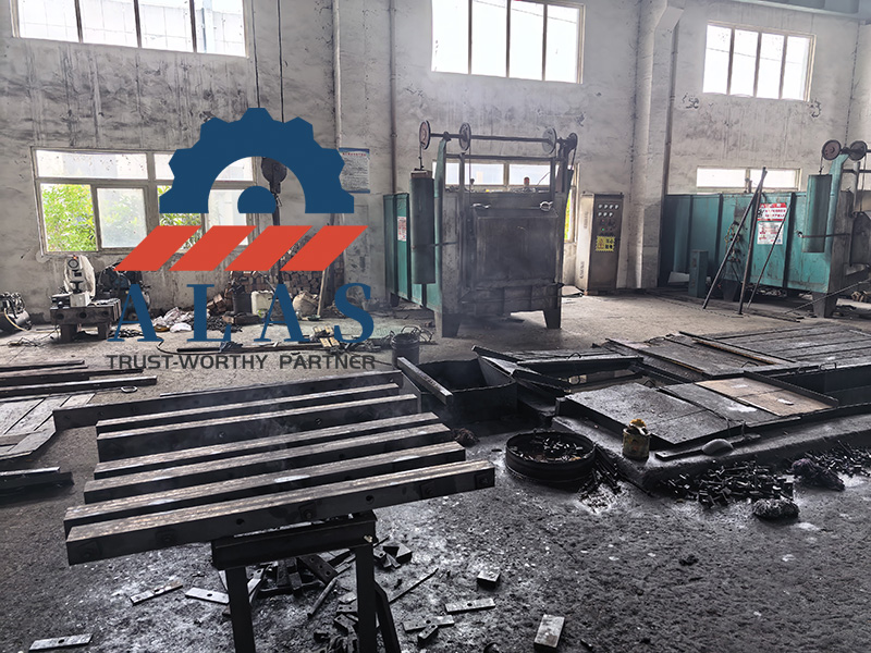 Horno de tratamiento t&eacute;rmico de metales de alta resistencia y piezas en bruto de cuchillas de corte de acero aleado dentro del taller de forjado y endurecimiento de ALAS