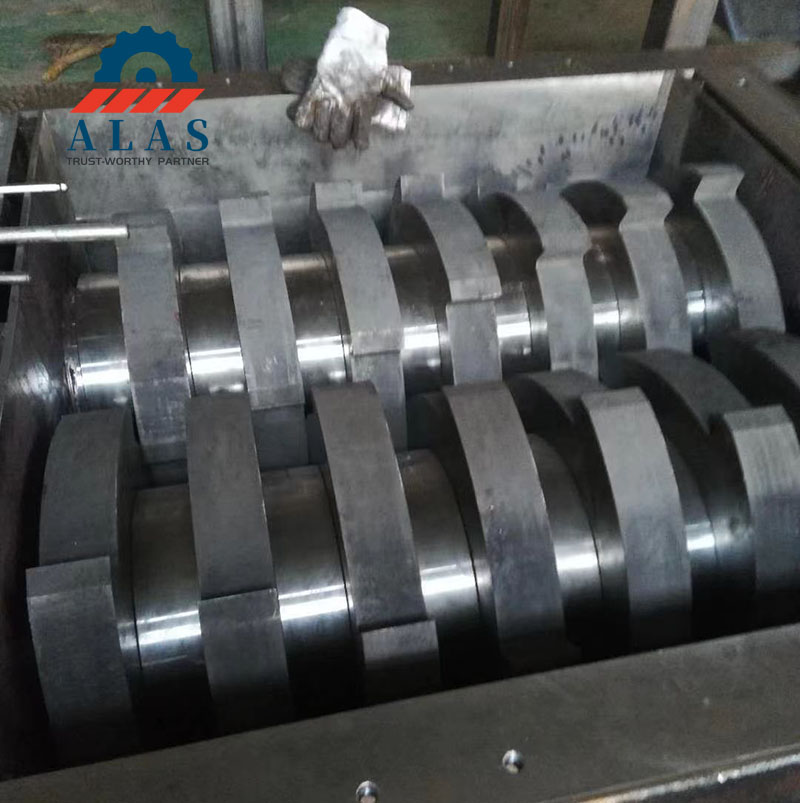 Conjunto de cuchillas trituradoras de doble eje de alta resistencia en ejes de m&aacute;quinas de reciclaje industrial