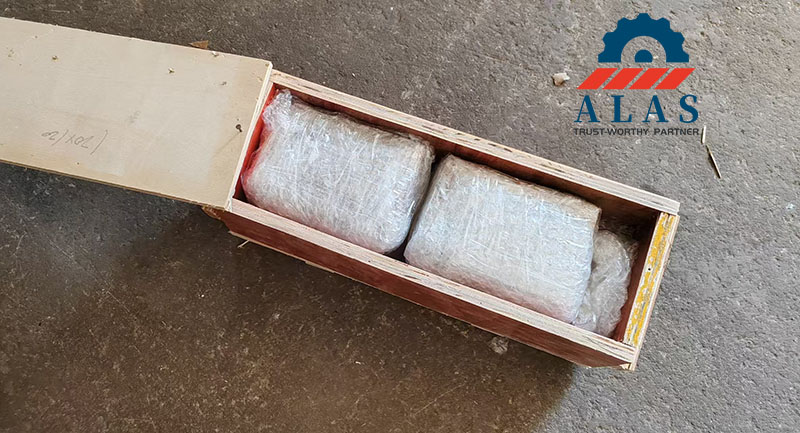 Bloques de cuchillas de corte de barra de alta resistencia envueltos en una pel&iacute;cula antioxidante embalados dentro de una caja de madera de exportaci&oacute;n para env&iacute;o internacional