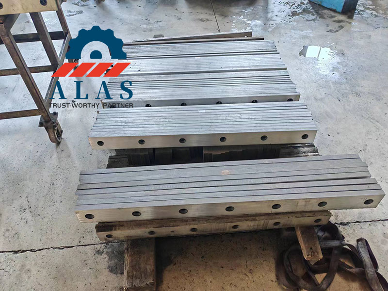 M&uacute;ltiples lotes de hojas de m&aacute;quina de corte de alta resistencia terminadas en varios espesores apiladas en un taller de metal