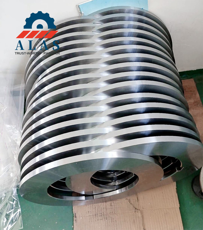 Un lote de cuchillas cortadoras circulares industriales rectificadas con precisi&oacute;n para l&iacute;neas de producci&oacute;n de corte longitudinal de bobinas met&aacute;licas