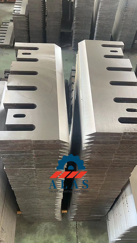 Inventario de lotes terminados de cuchillas de trituradoras de madera rectificadas con precisi&oacute;n apiladas en la f&aacute;brica de Nanjing ALAS Machinery