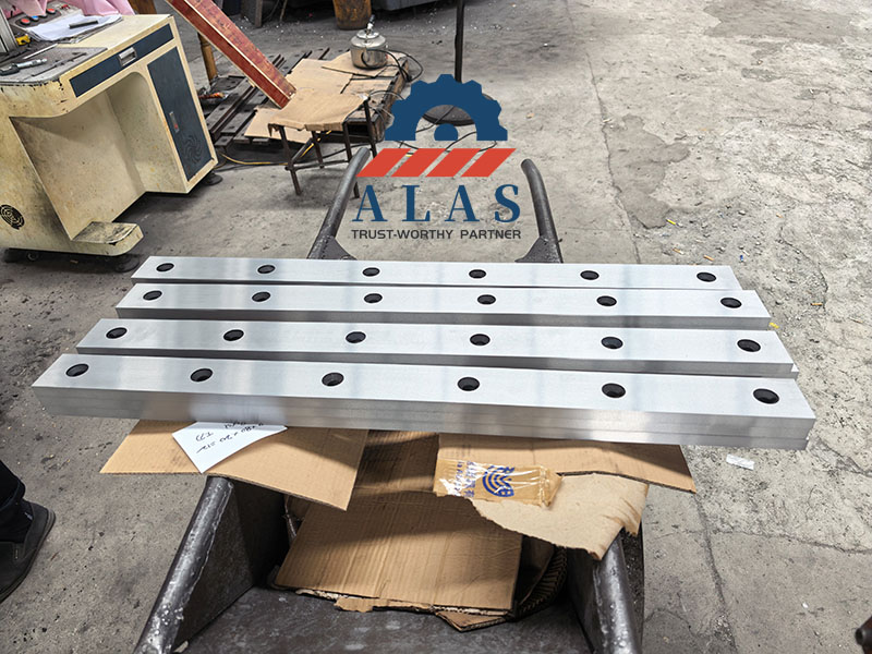 Cuchillas de corte de metal industriales de alta resistencia con orificios escariados de precisi&oacute;n para cortadores de guillotina hidr&aacute;ulicos