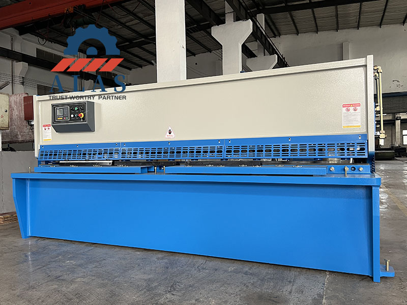 Nueva m&aacute;quina cizalla de placa de viga oscilante NC acabada en azul y gris