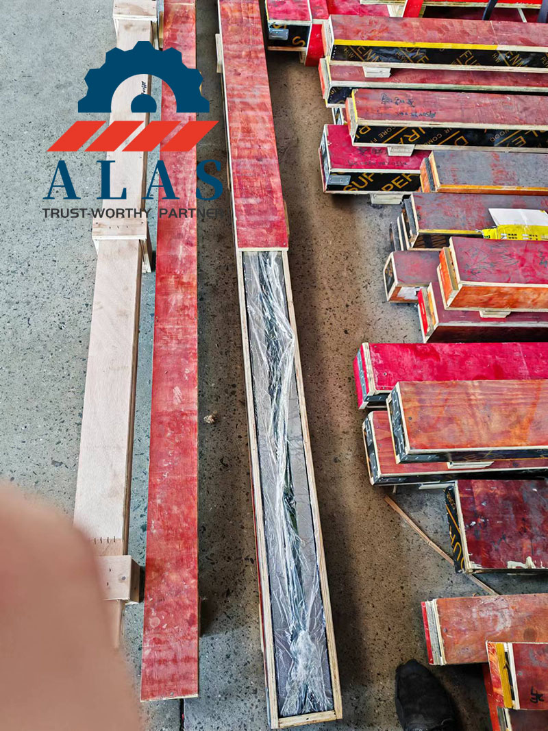 Cuchillas de guillotina terminadas envueltas en una pel&iacute;cula de pl&aacute;stico resistente y empaquetadas dentro de cajas de madera reforzadas para exportaci&oacute;n.