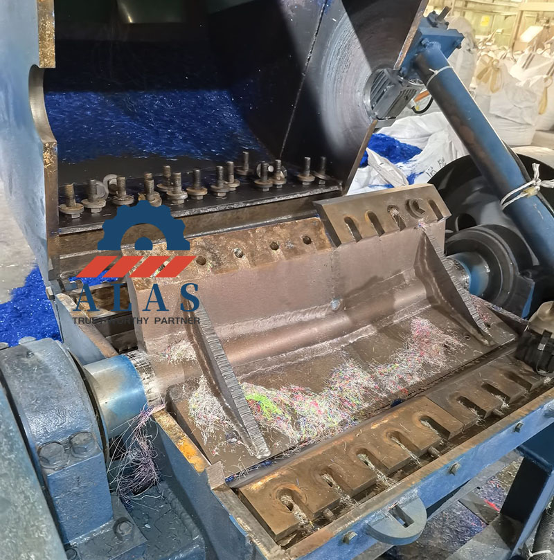 Conjunto de rotor interno de una m&aacute;quina trituradora de madera industrial que muestra la instalaci&oacute;n personalizada de cuchillas y contracuchillas