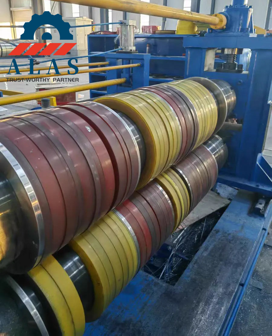 L&iacute;nea de m&aacute;quinas cortadoras de bobinas de metal industriales que muestra el ensamblaje de cuchillas cortadoras de precisi&oacute;n, espaciadores de acero y anillos extractores de caucho en ejes