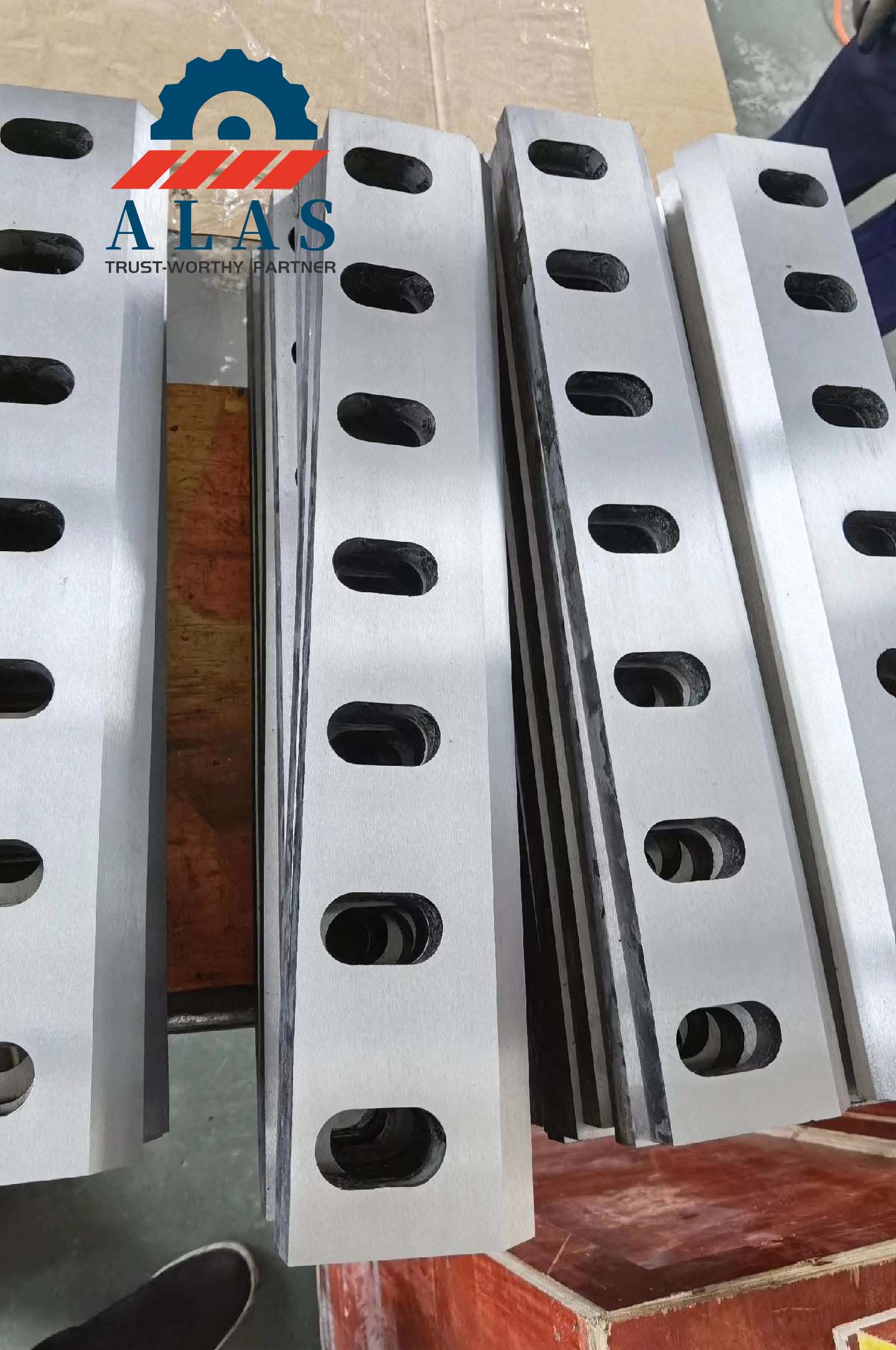 Cuchillas y cuchillas para trituradoras de plástico industriales | Fabricante personalizado