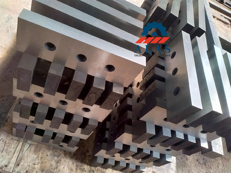 Cuchillas de corte para chatarra de alta resistencia apiladas en f&aacute;brica fabricadas por ALAS Machinery