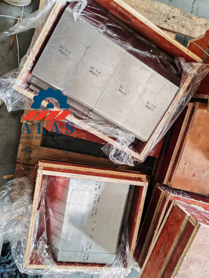 Producci&oacute;n en masa de troqueles para plegadoras de precisi&oacute;n en cajas y listas para exportar al extranjero.