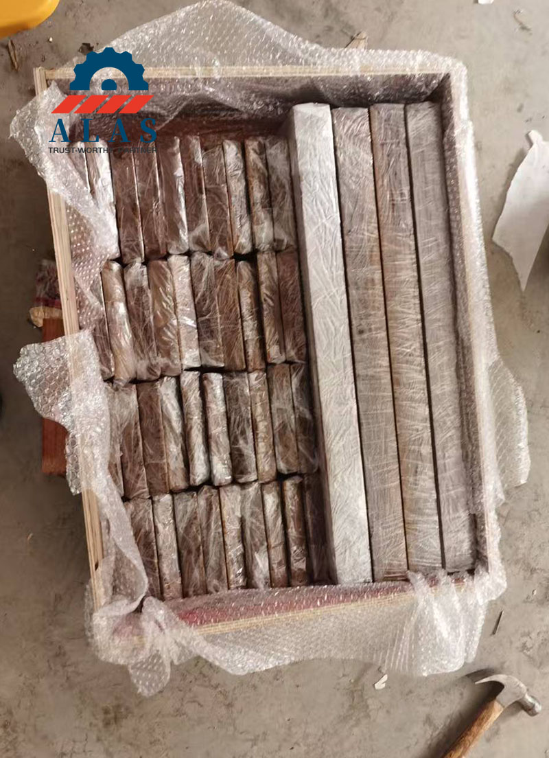 Cuchillas de corte de barras de refuerzo de alta resistencia empaquetadas de forma segura dentro de una caja de madera contrachapada de exportaci&oacute;n reforzada con protecci&oacute;n de pl&aacute;stico de burbujas.