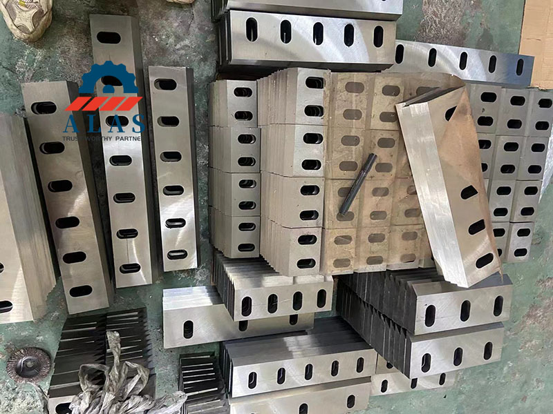 Producci&oacute;n en masa de cuchillas granuladoras de pl&aacute;stico industriales y cuchillas trituradoras en almac&eacute;n