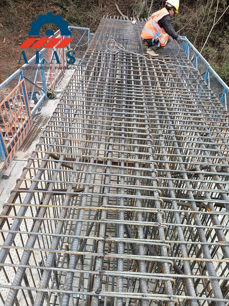 Un sitio de trabajo de construcci&oacute;n industrial que presenta un dise&ntilde;o de rejilla densa de malla de barras de refuerzo nervadas de alta resistencia para infraestructura de refuerzo de puentes.