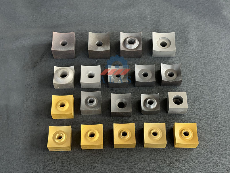 Una colecci&oacute;n de cuchillas trituradoras cuadradas de un solo eje y cuchillas de rotor en varios tama&ntilde;os, incluidas cortadoras de bloques resistentes al desgaste recubiertas de titanio para reciclaje industrial.