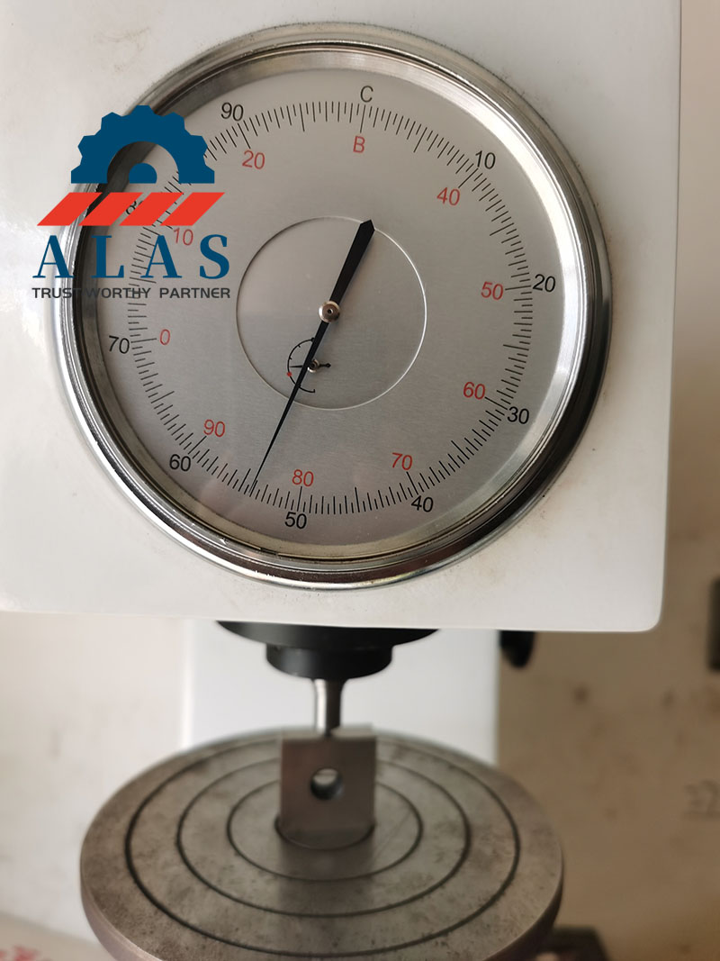 Prueba de dureza Rockwell de una cuchilla cortadora de barras de refuerzo de acero para herramientas para verificar la especificaci&oacute;n HRC en un laboratorio de control de calidad