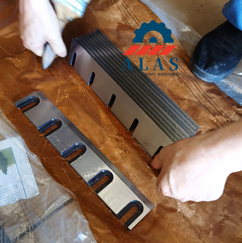 Recubrimiento profesional de aceite antioxidante y proceso de embalaje de papel VCI para cuchillas de trituradoras de madera en la f&aacute;brica de ALAS