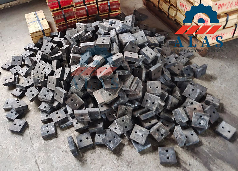 Producci&oacute;n en masa y stock a granel de bloques de cuchillas de cizalla hidr&aacute;ulica rectangulares de 2 orificios para cortadores de barras de refuerzo en la f&aacute;brica