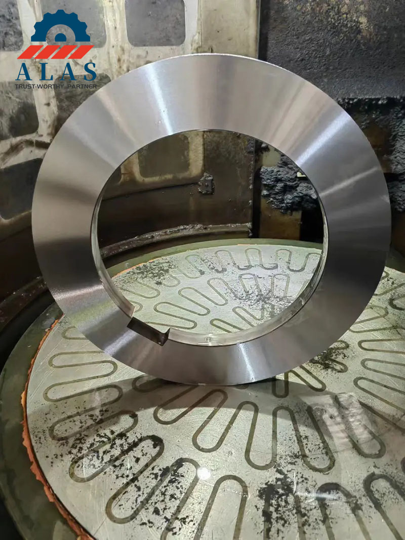 Cuchilla cortadora rotativa personalizada con chavetero en una m&aacute;quina rectificadora de superficies con mandril electromagn&eacute;tico durante la fabricaci&oacute;n de precisi&oacute;n
