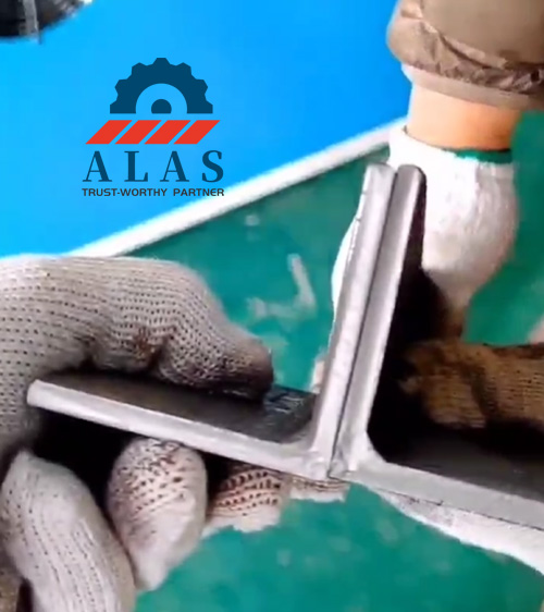 Resultado perfecto de corte de hierro en &aacute;ngulo de 90 grados con bordes limpios utilizando cuchillas de corte universales para herreros.