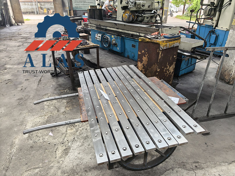 Cuchillas de repuesto para cizalla de metal de aleaci&oacute;n de acero con acabado de primera calidad, bordes rectificados con precisi&oacute;n y orificios para pernos est&aacute;ndar