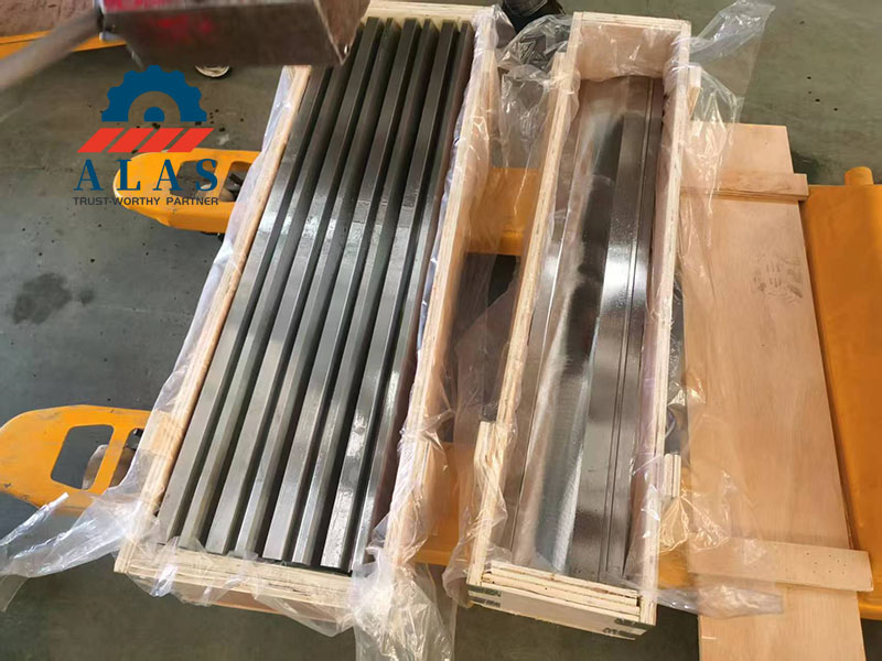 Herramientas plegadoras de precisi&oacute;n ALAS y cuchillas de corte aseguradas en cajas de madera de exportaci&oacute;n de alta resistencia con envoltura de pl&aacute;stico antioxidante para transporte mar&iacute;timo